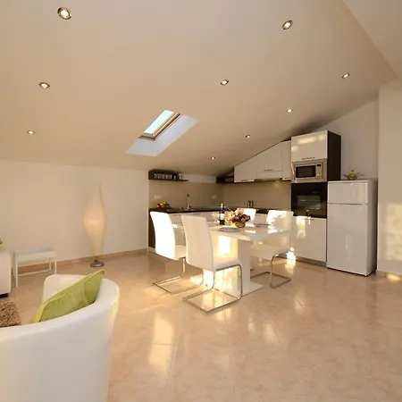 Marinko, No 1 דירה זאדאר